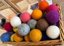 Load image into Gallery viewer, Friendsheep Wool Dryer Balls